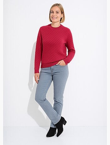 Jersey corto y cálido con cuello alto de punto grueso.