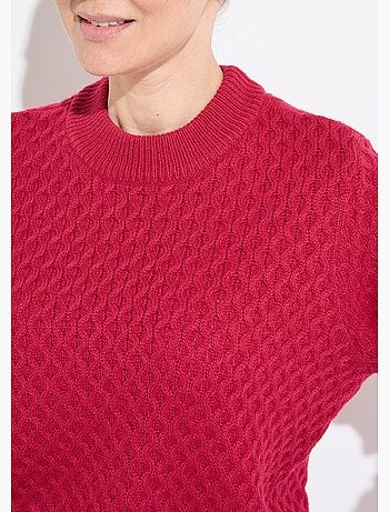 Jersey corto y cálido con cuello alto de punto grueso.