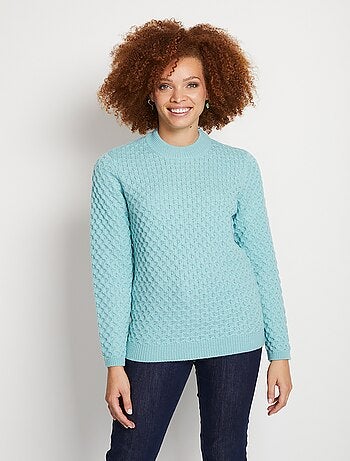 Jersey corto y cálido con cuello alto de punto grueso.