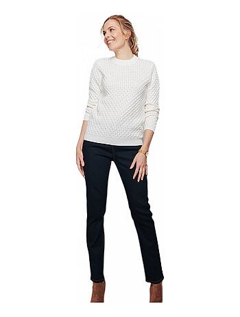 Jersey corto y cálido con cuello alto de punto grueso.