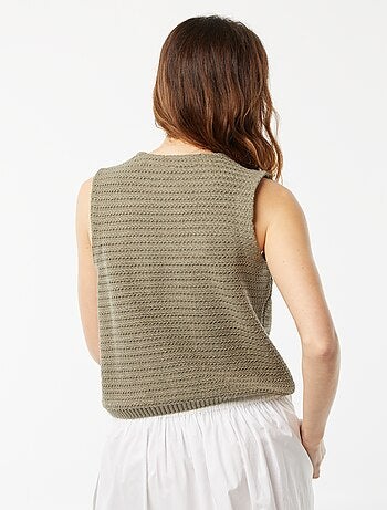 Jersey de croché sin mangas con botones dorados en los hombros