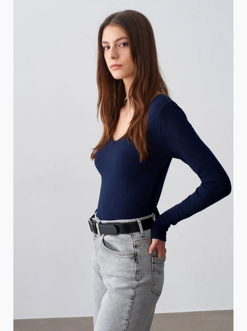 Jersey de punto acanalado de cuello en v slim fit dilvin - Kiabi Jersey de punto acanalado de cuello en v slim fit dilvin - Kiabi