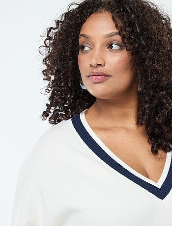 Jersey de punto grueso con cuello en V y ribetes
