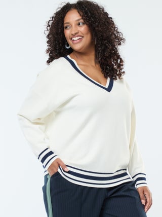 Jersey de punto grueso con cuello en V y ribetes
