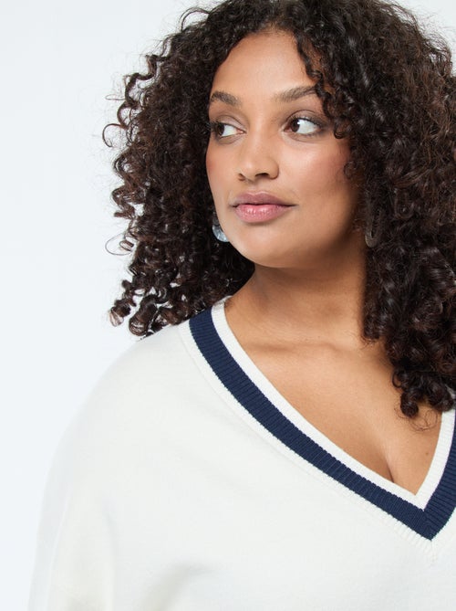 Jersey de punto grueso con cuello en V y ribetes - Kiabi