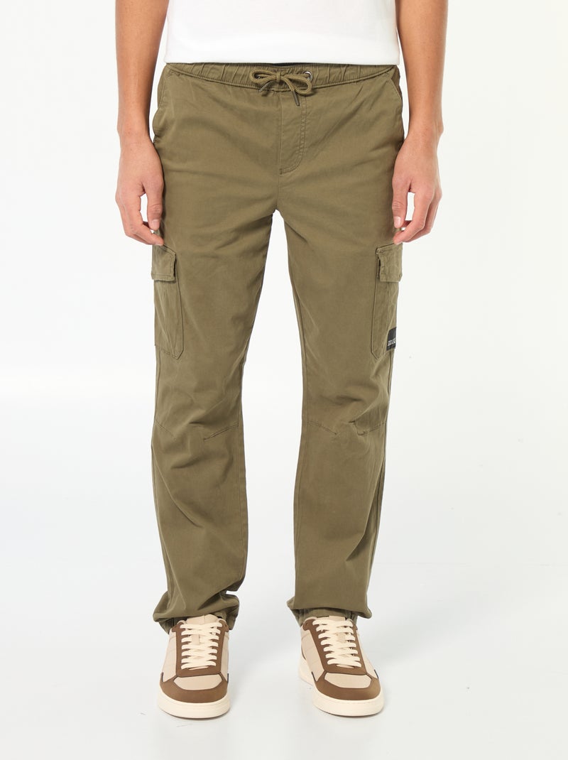 Jogpant con bolsillos con solapa KAKI - Kiabi