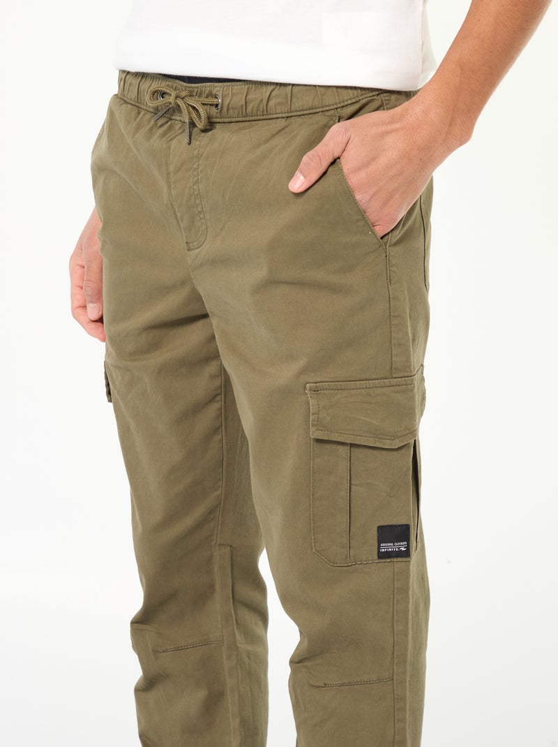 Jogpant con bolsillos con solapa KAKI - Kiabi