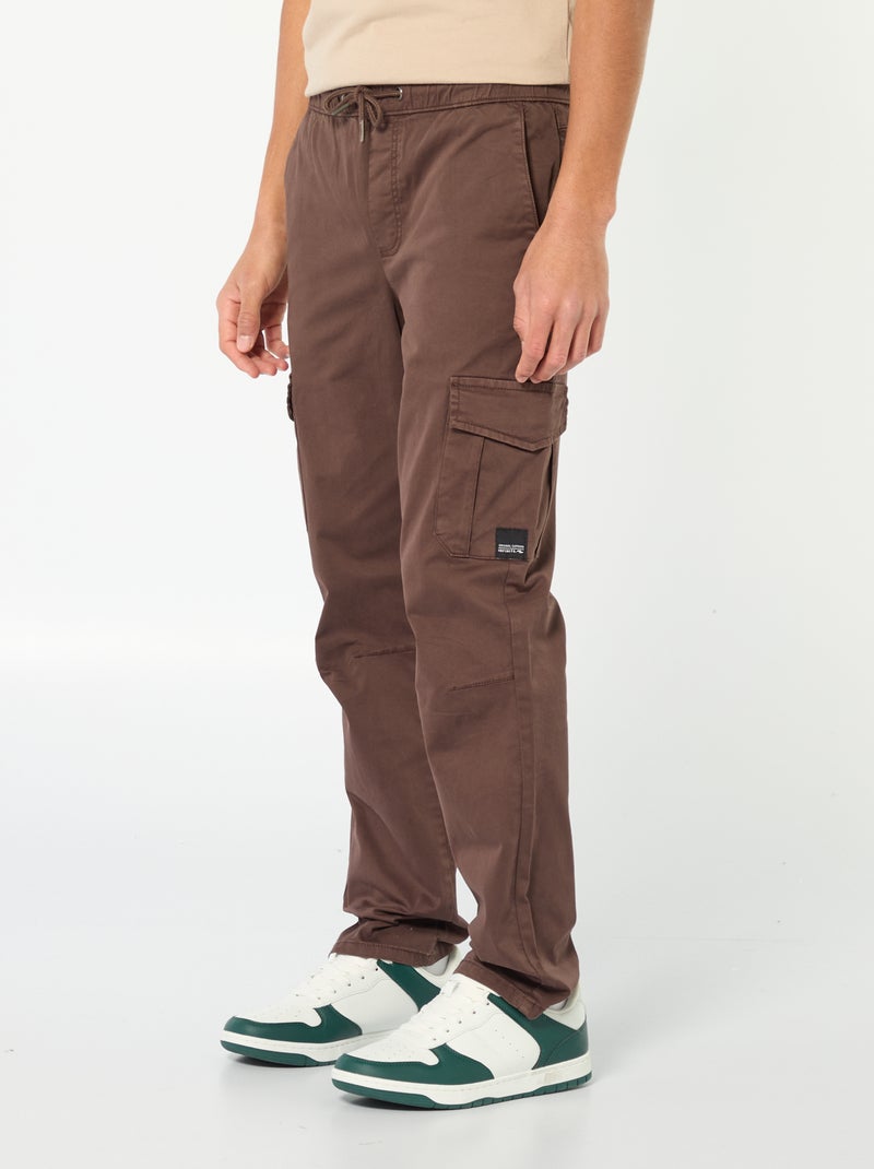 Jogpant con bolsillos con solapa Marron - Kiabi