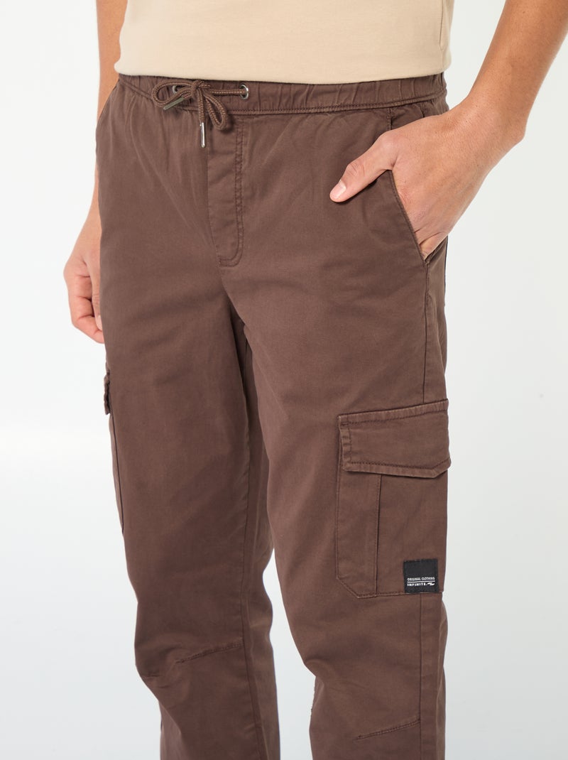 Jogpant con bolsillos con solapa Marron - Kiabi