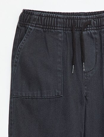Jogger con cintura elástica y cordón ajustable