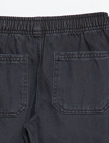 Jogger con cintura elástica y cordón ajustable