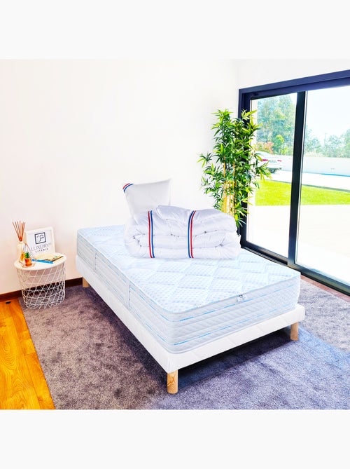 Juego de cama con colchón de espuma viscoelástica de 24 cm, somier blanco, almohadas y edredón - Kiabi Juego de cama con colchón de espuma viscoelástica de 24 cm, somier blanco, almohadas y edredón - Kiabi