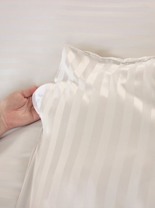 Juego de cama de satén de 3 piezas con funda de rayas finas + fundas de almohada - Kiabi Juego de cama de satén de 3 piezas con funda de rayas finas + fundas de almohada - Kiabi