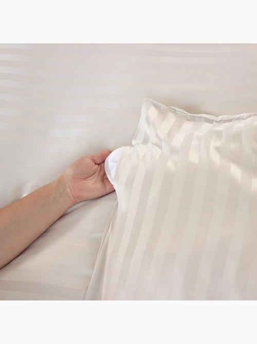 Juego de cama de satén de 3 piezas con funda de rayas finas + fundas de almohada - Kiabi Juego de cama de satén de 3 piezas con funda de rayas finas + fundas de almohada - Kiabi