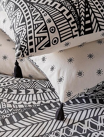 Juego de cama para dos personas de estilo étnico con pompones