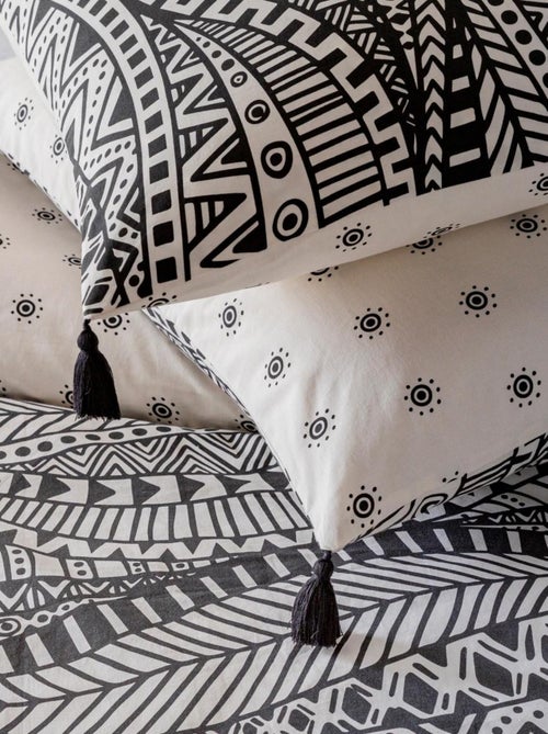 Juego de cama para dos personas de estilo étnico con pompones - Kiabi Juego de cama para dos personas de estilo étnico con pompones - Kiabi