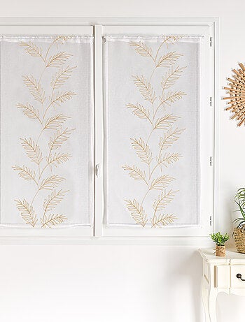 Juego de dos visillos bordados con motivo de hojas