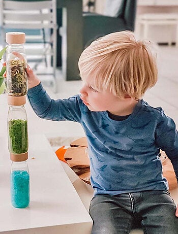 Juguete botella sensorial para bebé con sonido | Petit Boum