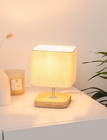 Lámpara con base de madera de estilo escandinavo