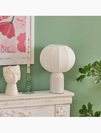 Lámpara de mesa de acero con diseño moderno