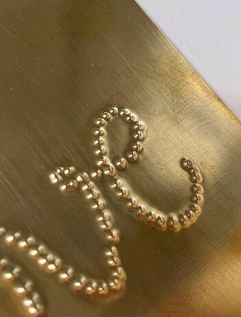 LOVE decoración mural de latón martillado