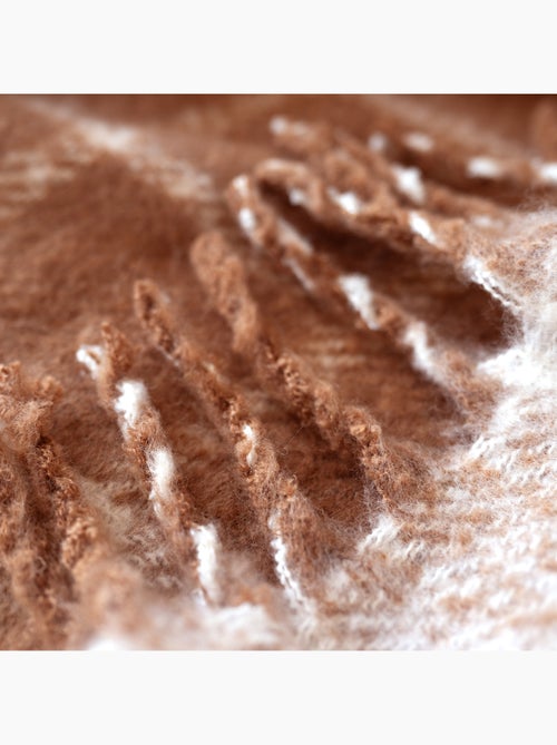 Manta a cuadros con aspecto de mohair y flecos - Kiabi Manta a cuadros con aspecto de mohair y flecos - Kiabi