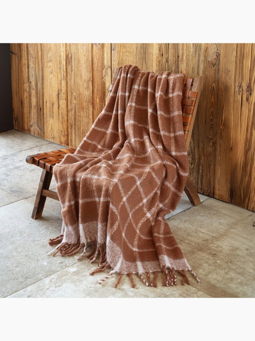 Manta a cuadros con aspecto de mohair y flecos - Kiabi Manta a cuadros con aspecto de mohair y flecos - Kiabi