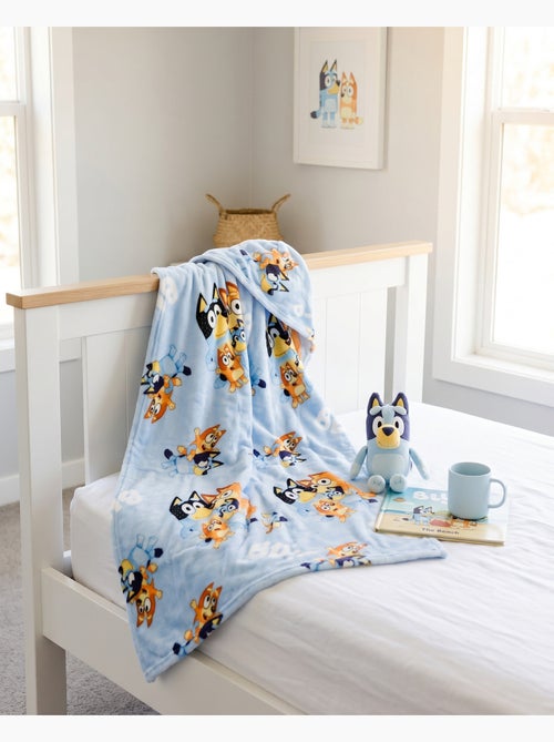 Manta con Capucha Franela Bluey & Bingo 120x150cm – All-Over – 100% Poliéster – Licencia Oficial - Kiabi Manta con Capucha Franela Bluey & Bingo 120x150cm – All-Over – 100% Poliéster – Licencia Oficial - Kiabi