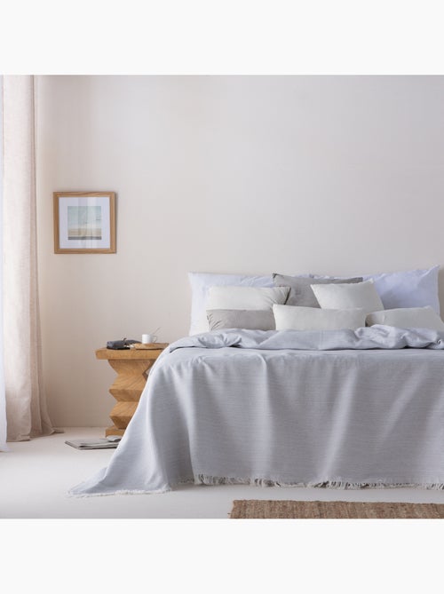 Manta Plaid, tejido texturizado de hilo tintado con relieve en nido de abeja, con flecos - Gamusi - Kiabi Manta Plaid, tejido texturizado de hilo tintado con relieve en nido de abeja, con flecos - Gamusi - Kiabi