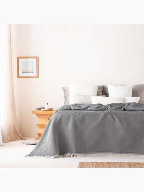 Manta Plaid, tejido texturizado de hilo tintado con relieve en nido de abeja, con flecos - Gamusi - Kiabi Manta Plaid, tejido texturizado de hilo tintado con relieve en nido de abeja, con flecos - Gamusi - Kiabi