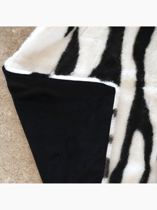 Manta suave con estampado de cebra y reverso de terciopelo - Kiabi Manta suave con estampado de cebra y reverso de terciopelo - Kiabi