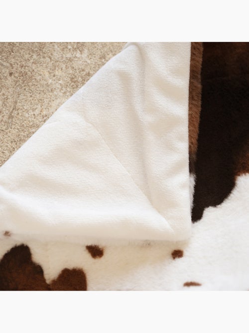 Manta suave con estampado de piel de vaca y reverso de terciopelo - Kiabi Manta suave con estampado de piel de vaca y reverso de terciopelo - Kiabi