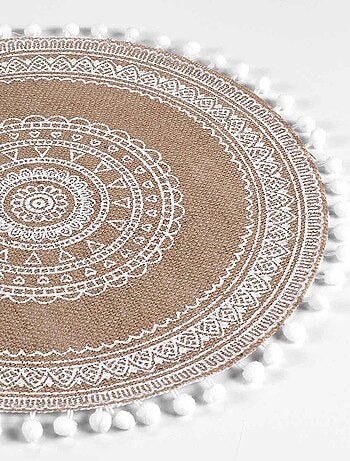 Mantel individual redondo de yute con pompones