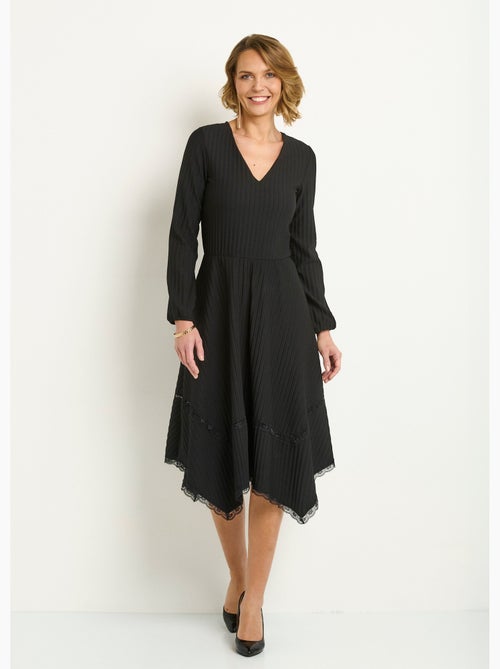 Maxi vestido plisado con escote en V y detalles de encaje - AFIBEL - Kiabi Maxi vestido plisado con escote en V y detalles de encaje - AFIBEL - Kiabi
