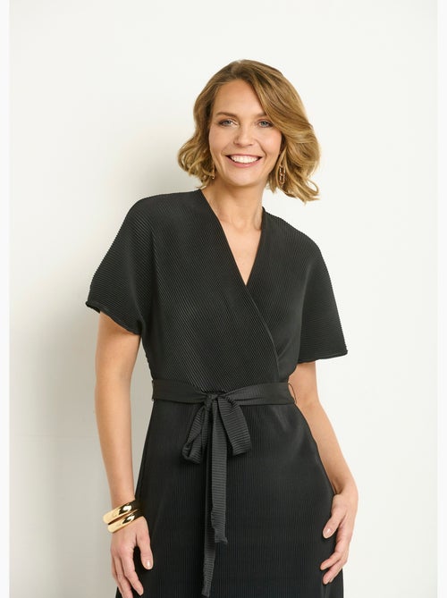 Maxivestido plisado con cinturón y escote en V - AFIBEL - Kiabi