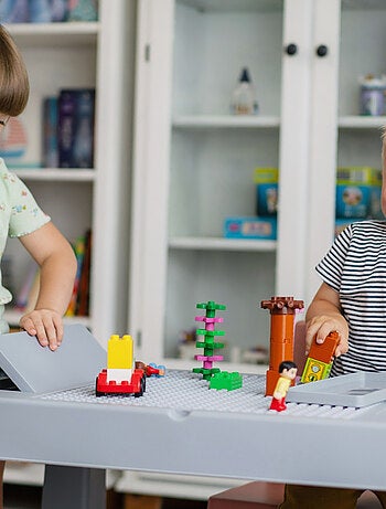 Mesa de actividades multifunción Thermobaby con 2 sillas reversibles