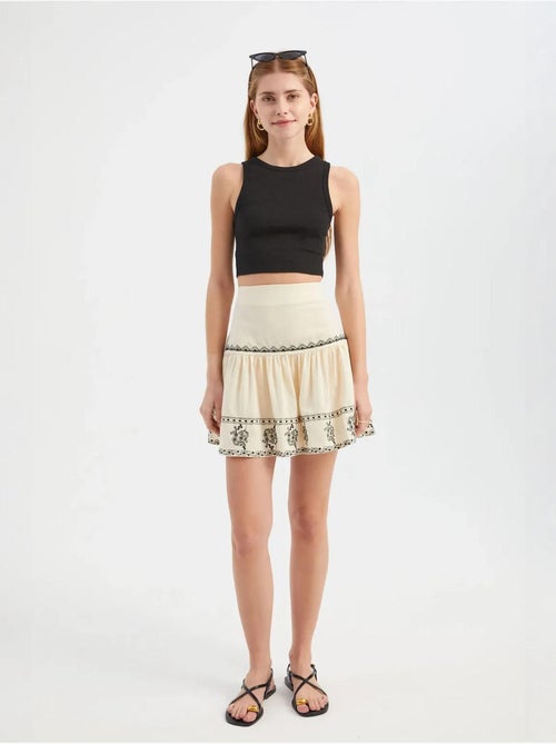 Minifalda bordada con volantes y cintura alta - Kiabi