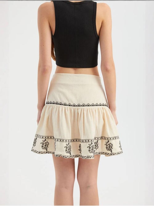 Minifalda bordada con volantes y cintura alta - Kiabi