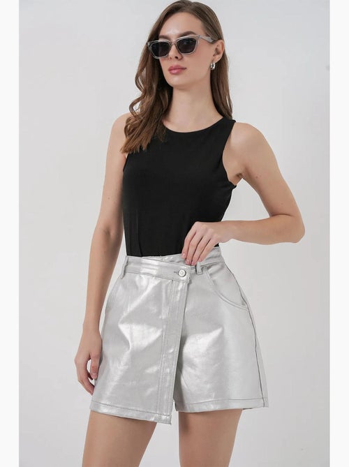 Minifalda pantalón de tela metalizada de cintura alta con cierre de botón bdart - Kiabi Minifalda pantalón de tela metalizada de cintura alta con cierre de botón bdart - Kiabi