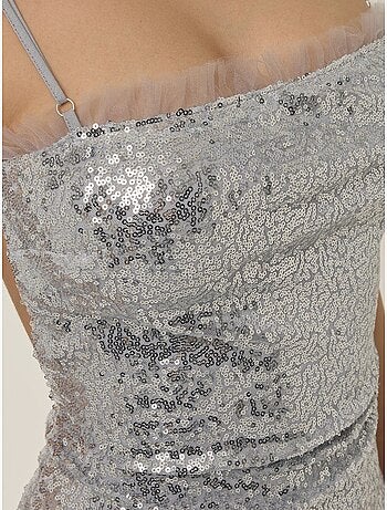 Minivestido ajustado con lentejuelas y cuello cuadrado