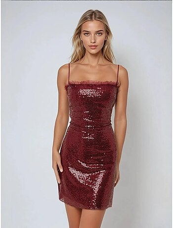 Minivestido ajustado con lentejuelas y cuello cuadrado