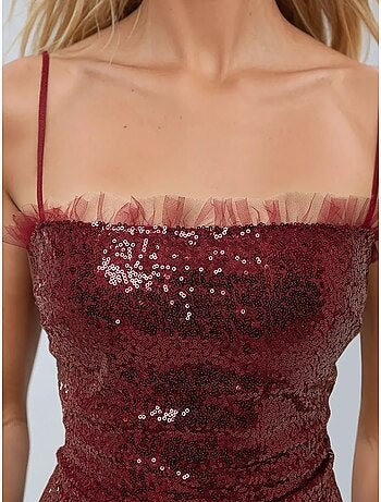 Minivestido ajustado con lentejuelas y cuello cuadrado