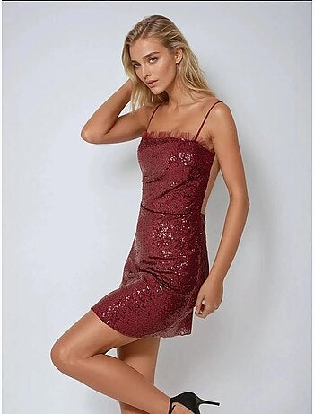 Minivestido ajustado con lentejuelas y cuello cuadrado