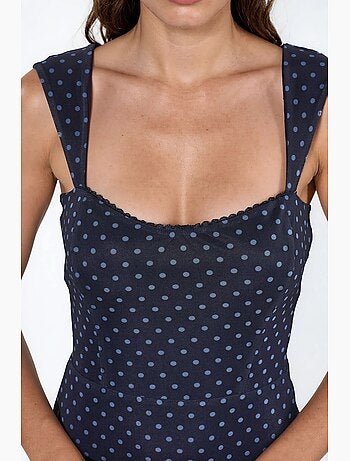 Minivestido con cuello en forma de corazón y estampado de lunares. Hiccup