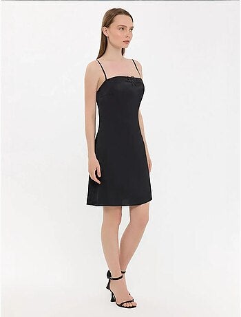 Minivestido con tirantes finos y lazo en la parte delantera