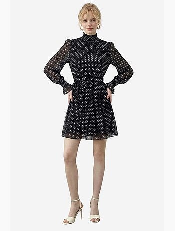 Minivestido de cuello alto con estampado de lunares de con cinturón. Lucci