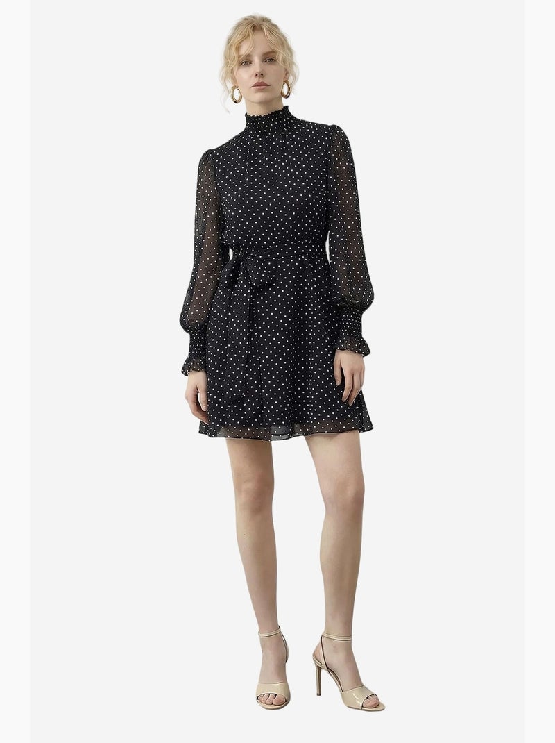 Minivestido de cuello alto con estampado de lunares de con cinturón. Lucci Negro - Kiabi