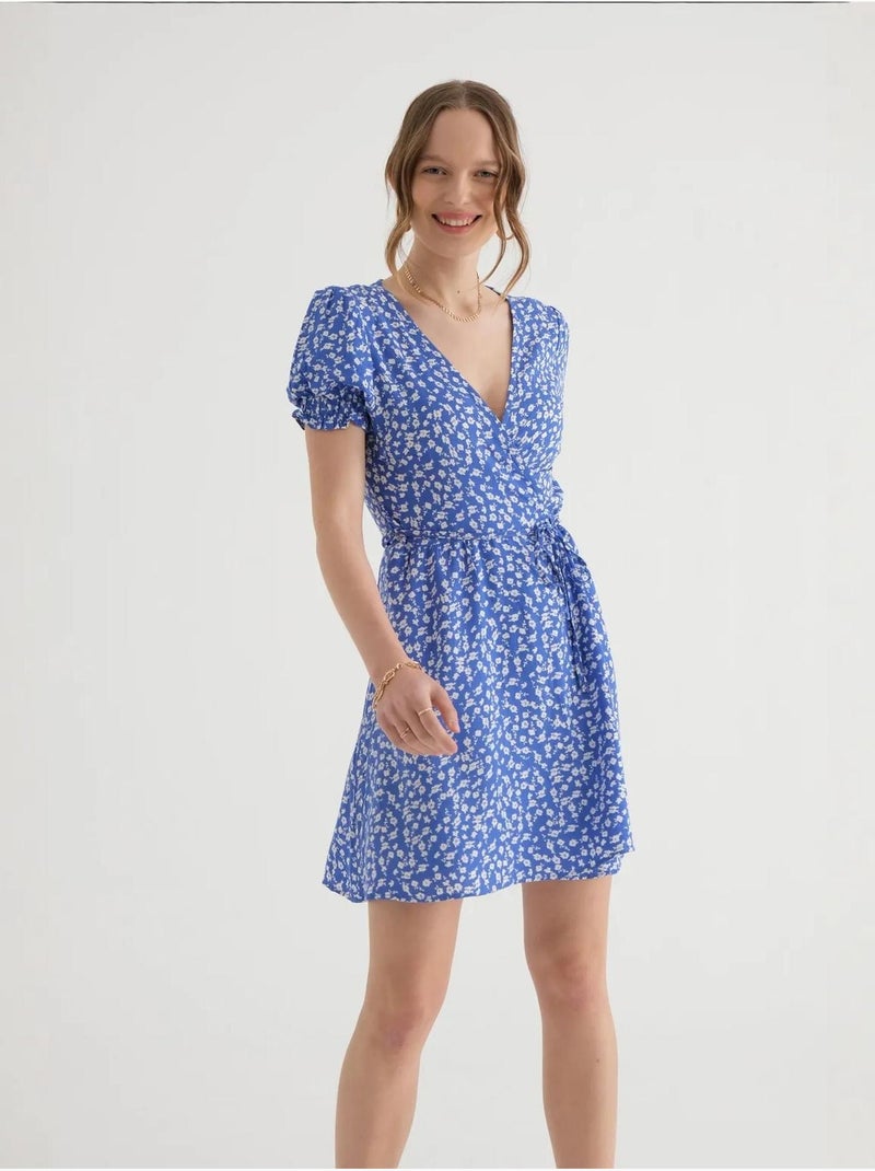 Minivestido floral con cuello cruzado, mangas abullonadas y cordón ajustable hiccup Azul - Kiabi