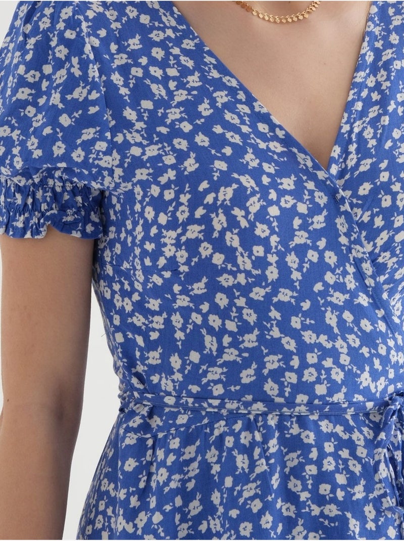 Minivestido floral con cuello cruzado, mangas abullonadas y cordón ajustable hiccup Azul - Kiabi