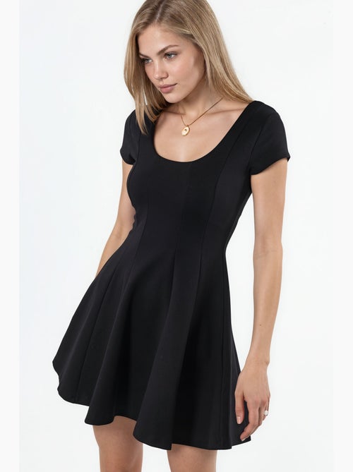 Minivestido skater con escote en u busem - Kiabi Minivestido skater con escote en u busem - Kiabi